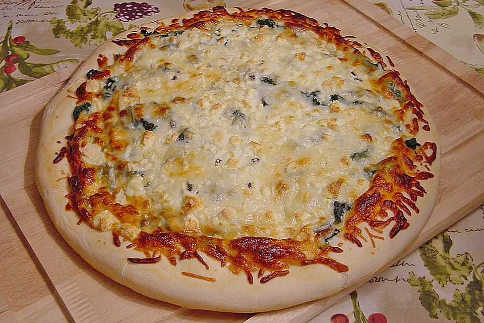 Pizza mit Spinat und dreierlei Käse