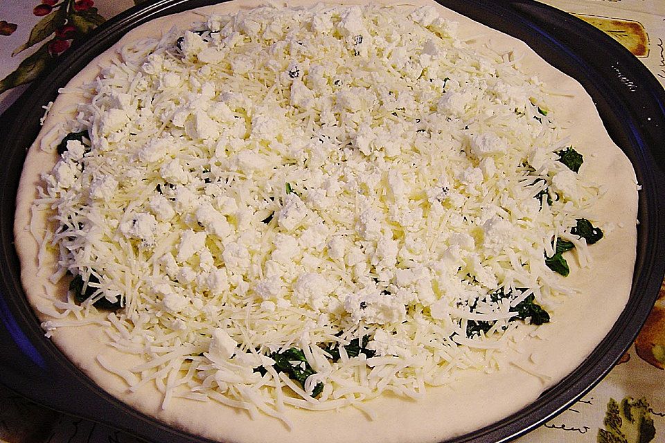 Pizza mit Spinat und dreierlei Käse