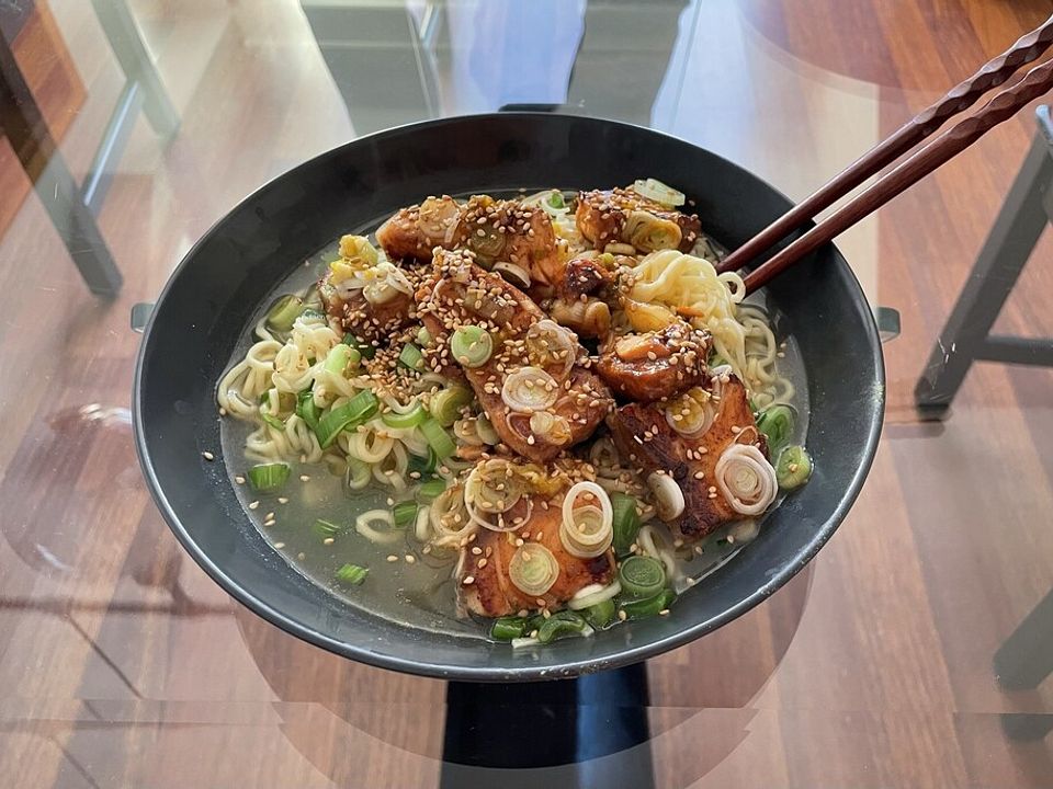 Asiatische Nudelsuppe mit mariniertem Lachs von monikakao| Chefkoch