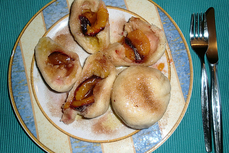 Zwetschgenknödel aus Hefeteig