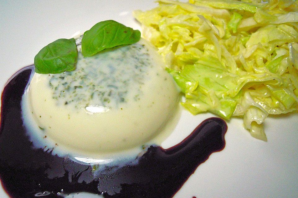 Basilikum Panna cotta mit Balsamico-Glace