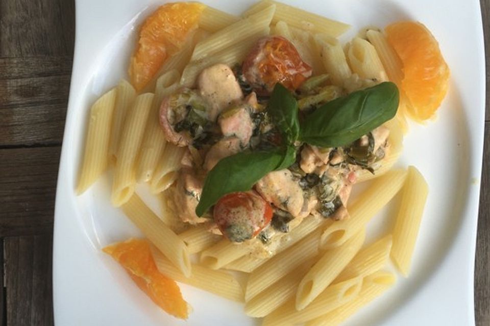 Sommerliche Pasta mit Lachs