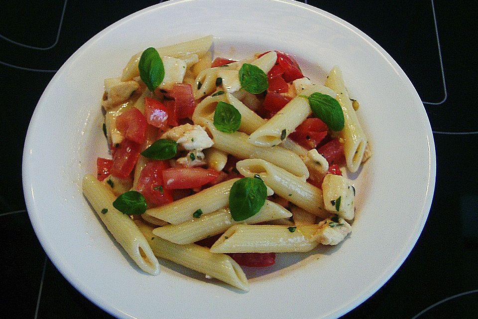 Nudel-Tomaten-Mozzarella-Salat