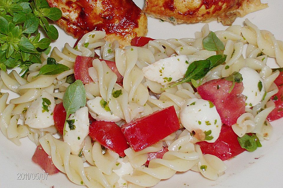 Nudel-Tomaten-Mozzarella-Salat