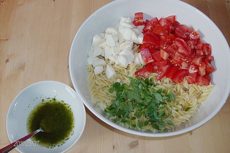 Nudel-Tomaten-Mozzarella-Salat