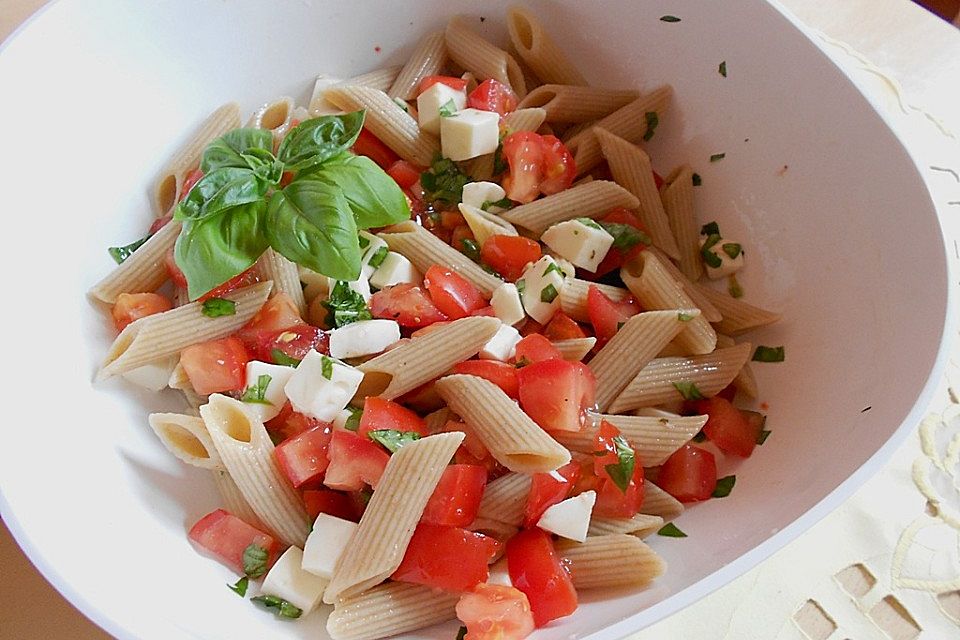 Nudel-Tomaten-Mozzarella-Salat