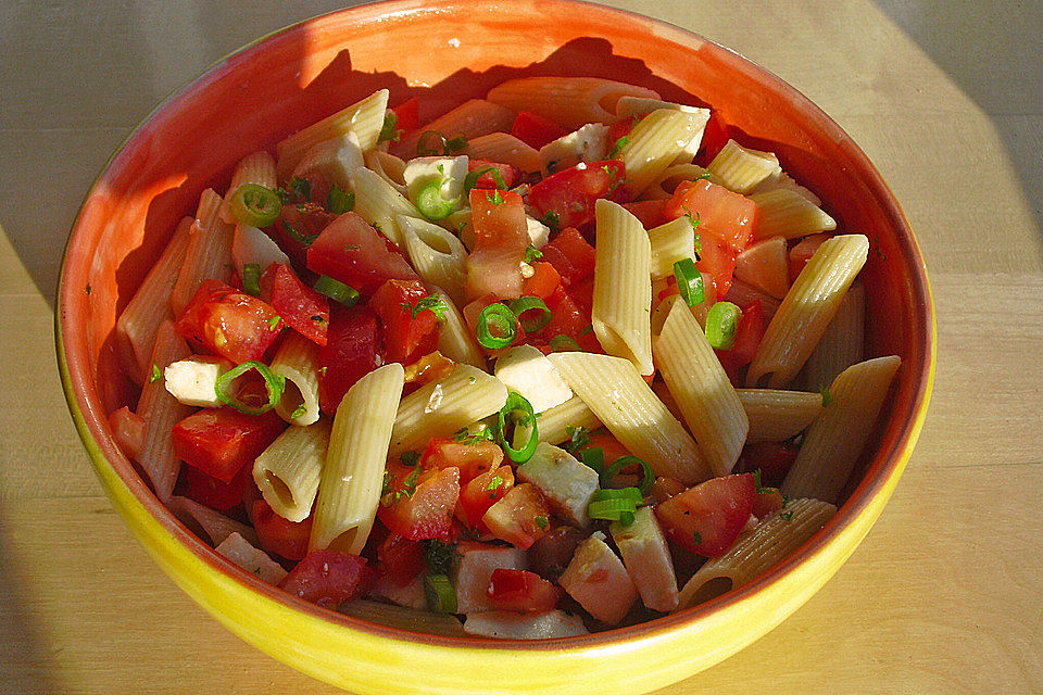 Nudel-Tomaten-Mozzarella-Salat