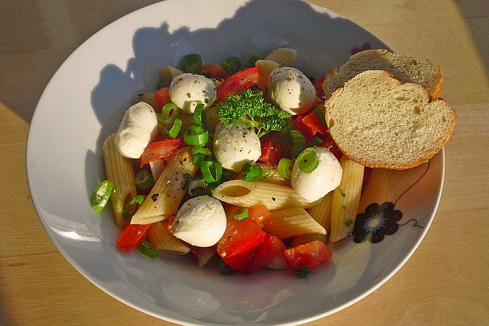 Nudel-Tomaten-Mozzarella-Salat