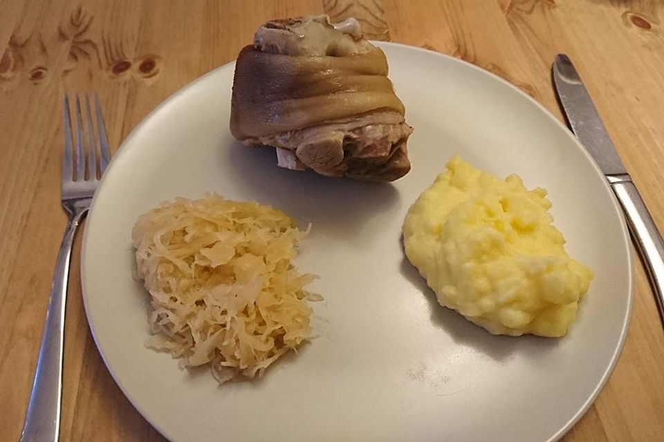 Eisbein mit Sauerkraut