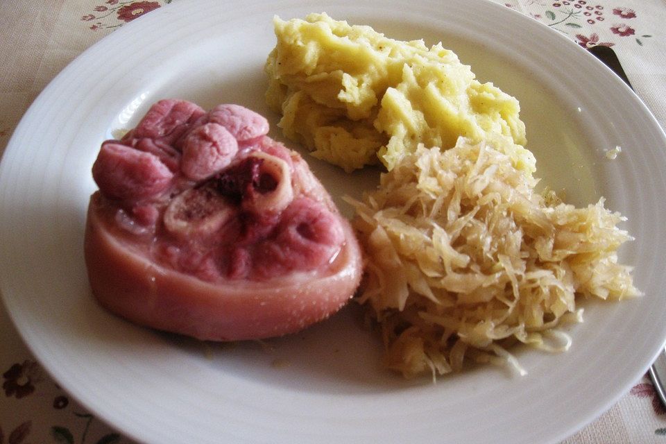 Eisbein mit Sauerkraut