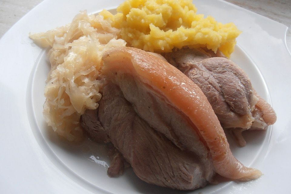 Eisbein mit Sauerkraut