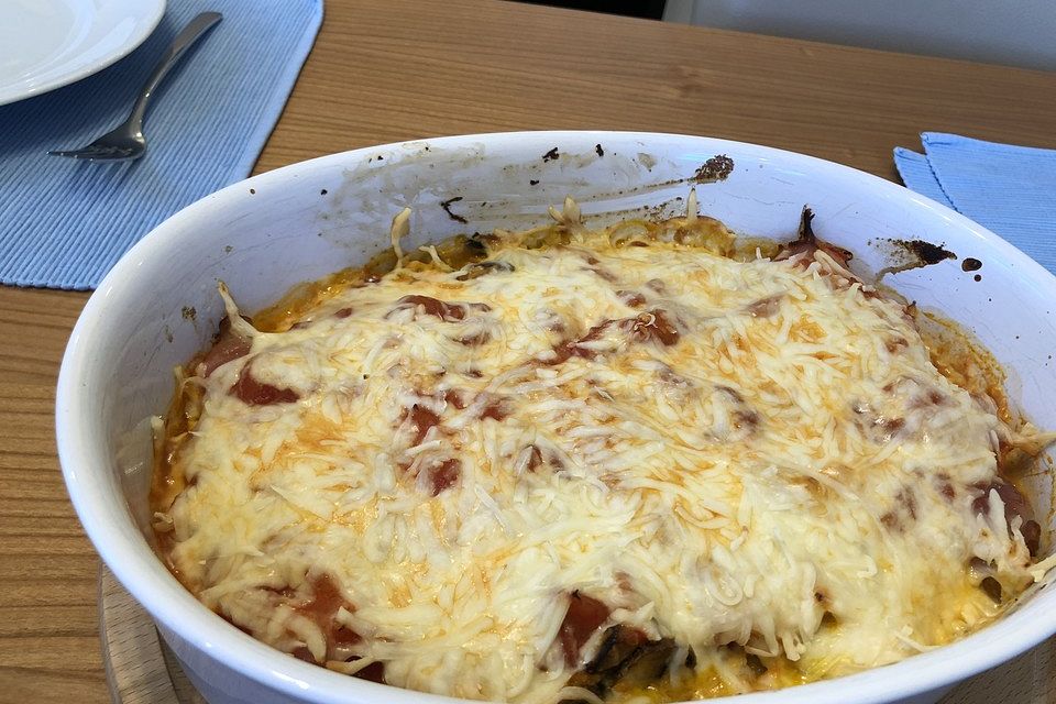 Nudel-Artischocken-Auflauf mit Tomaten und Käse überbacken