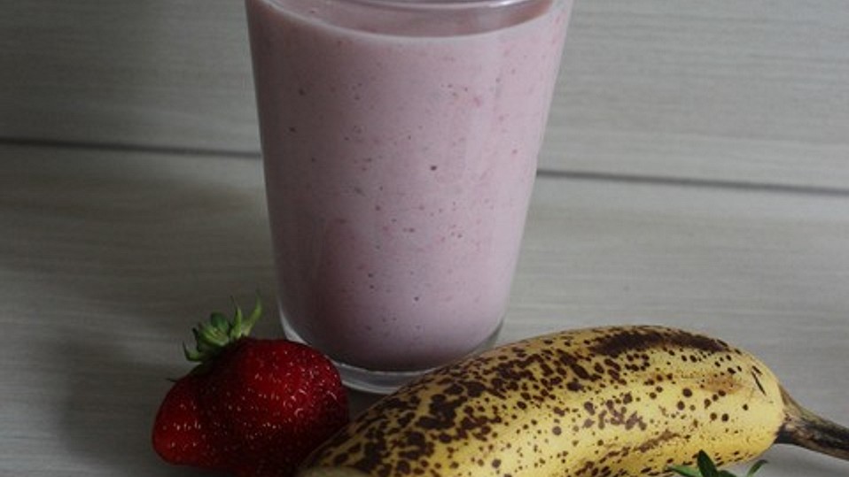 Erdbeer-Bananen-Milchshake mit Zimt Erdbeer-Bananen-Milchshake mit Zimt