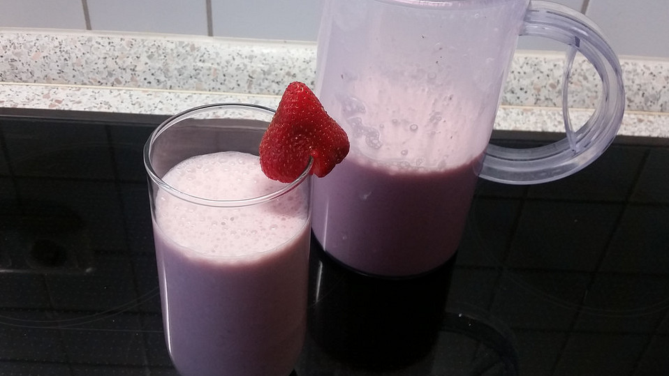 Erdbeer-Bananen-Milchshake mit Zimt Erdbeer-Bananen-Milchshake mit Zimt