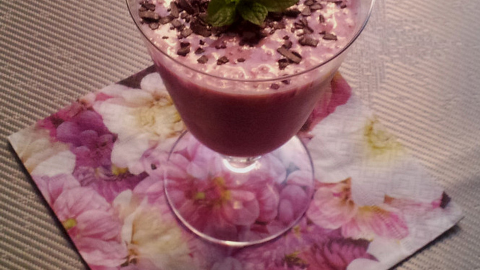 Erdbeer-Bananen-Milchshake mit Zimt Erdbeer-Bananen-Milchshake mit Zimt