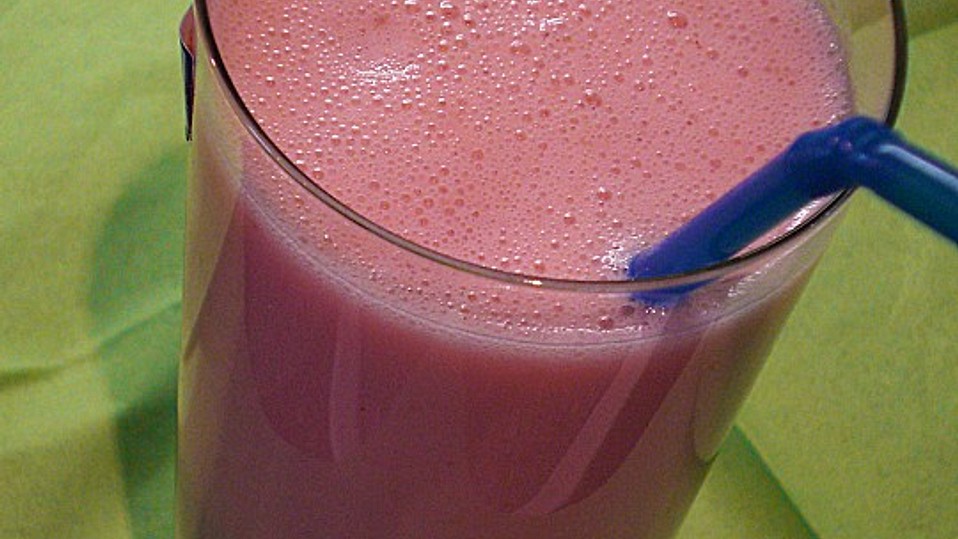 Erdbeer-Bananen-Milchshake mit Zimt Erdbeer-Bananen-Milchshake mit Zimt