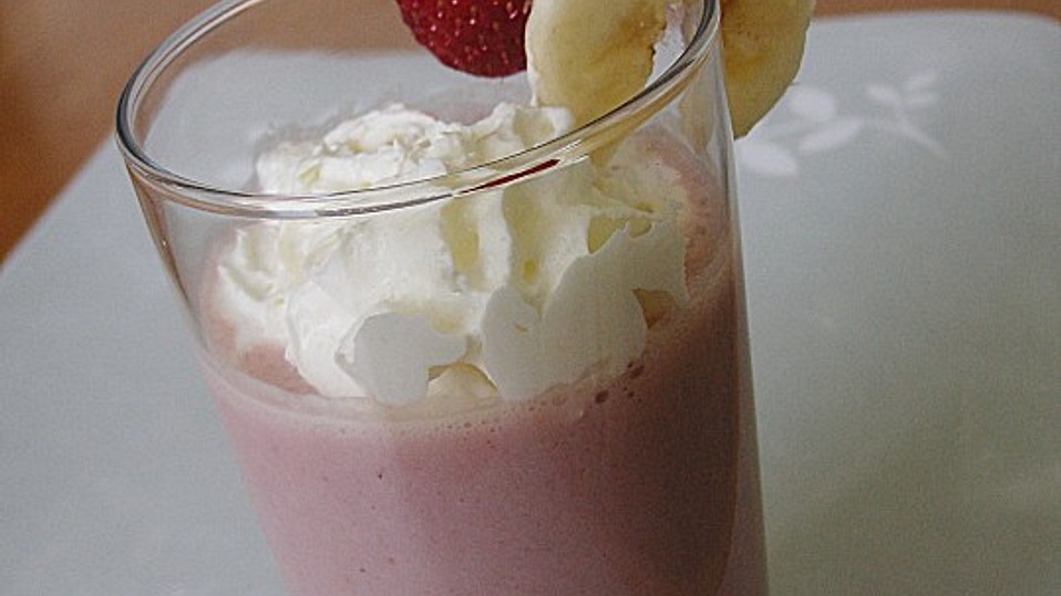 Erdbeer-Bananen-Milchshake mit Zimt Erdbeer-Bananen-Milchshake mit Zimt