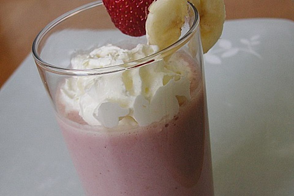 Erdbeer-Bananen-Milchshake mit Zimt