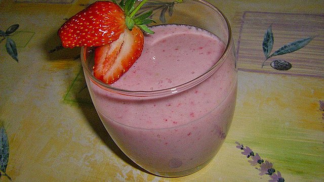 Erdbeer-Bananen-Milchshake mit Zimt Erdbeer-Bananen-Milchshake mit Zimt