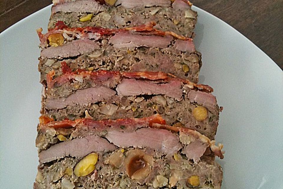 Terrine von Rind und Schwein mit Haselnüssen und Pistazien