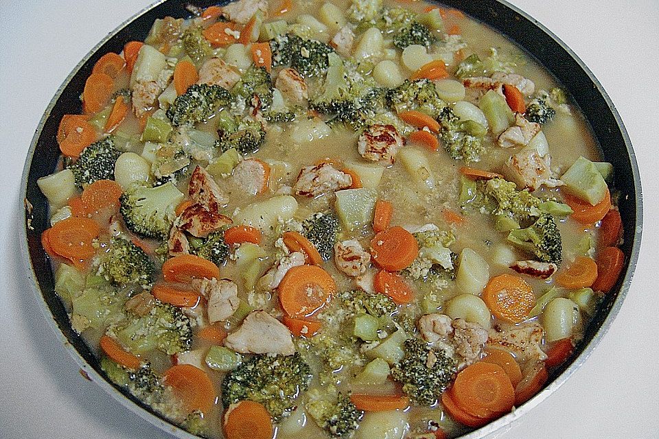 Huhn mit Brokkoli und Gnocchi in Sahnesauce