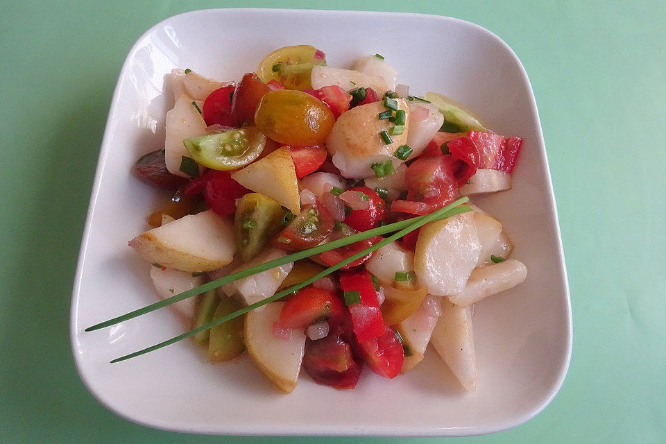 Pikanter Tomaten-Birnensalat