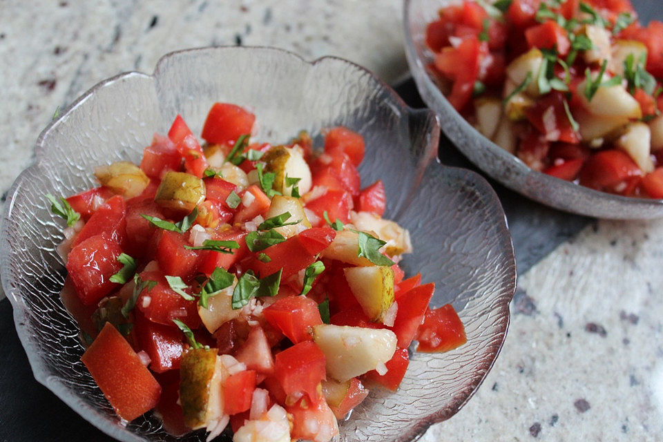 Pikanter Tomaten-Birnensalat