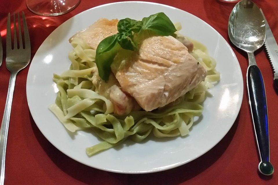 Nudeln mit Lachs-Käse-Soße