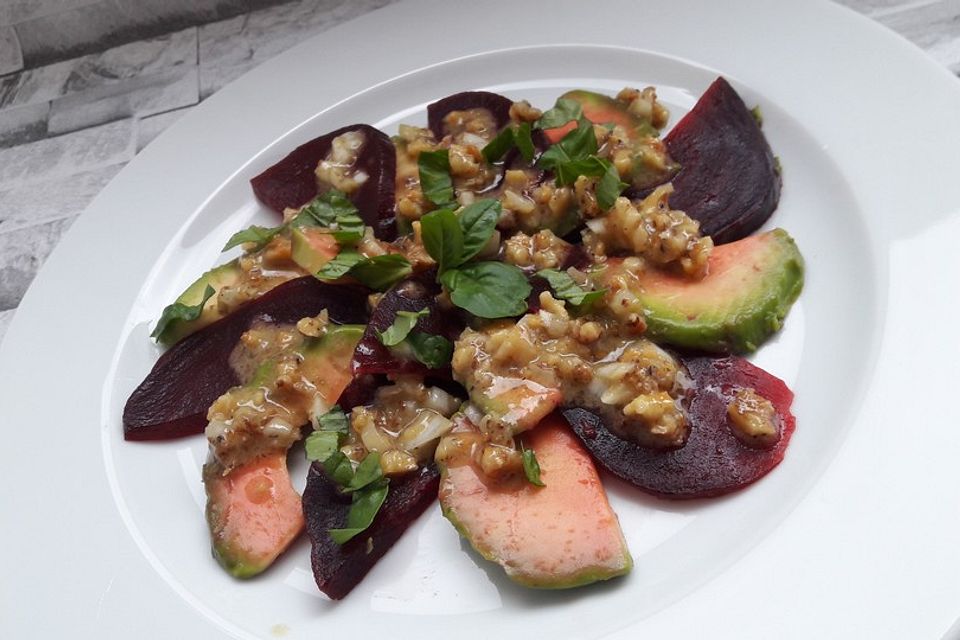 Rote Bete-Avocado Tatar mit Nussvinaigrette