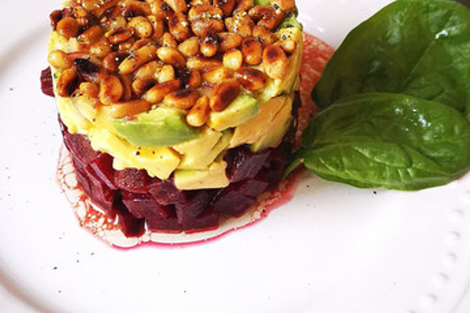 Rote Bete-Avocado Tatar mit Nussvinaigrette