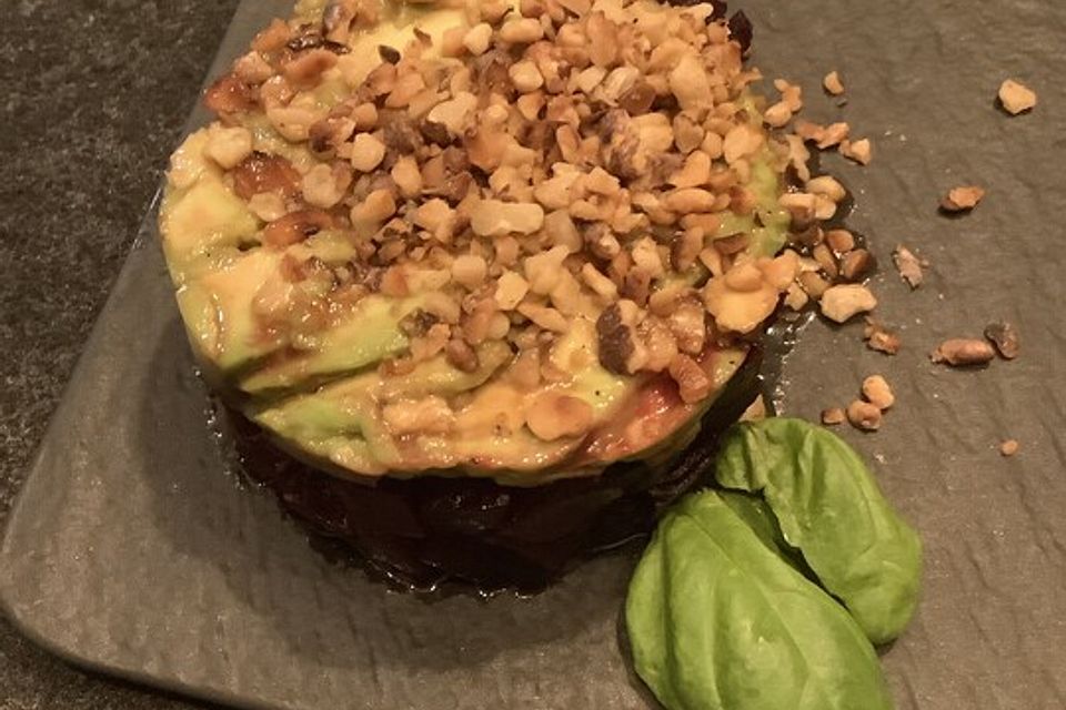 Rote Bete-Avocado Tatar mit Nussvinaigrette