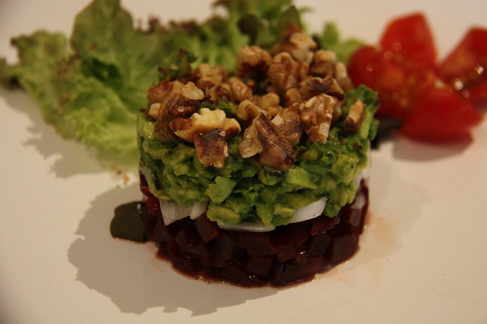 Rote Bete-Avocado Tatar mit Nussvinaigrette