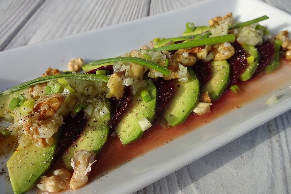 Rote Bete-Avocado Tatar mit Nussvinaigrette