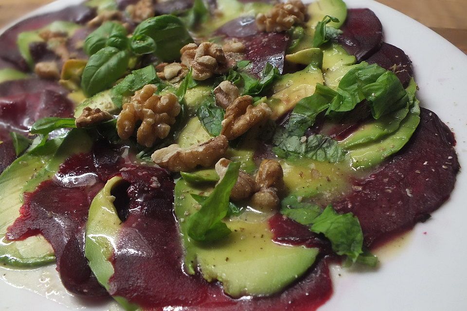 Rote Bete-Avocado Tatar mit Nussvinaigrette