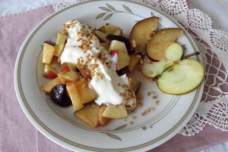 Zwetschgen-Apfel-Salat