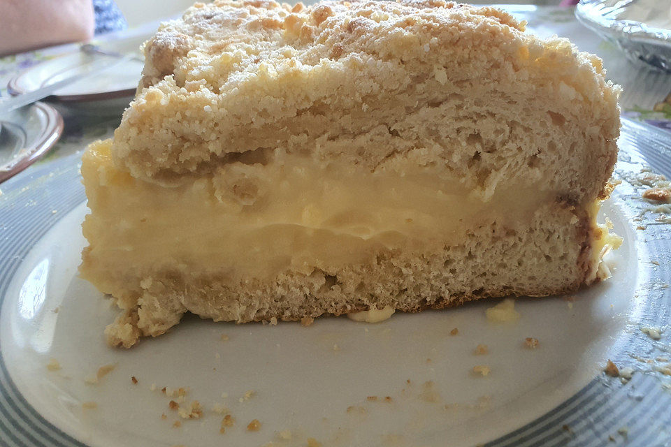 Hefe-Streuselkuchen mit Pudding und Sahne