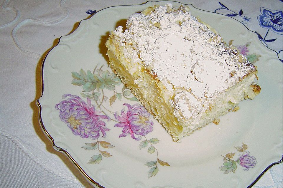 Hefe-Streuselkuchen mit Pudding und Sahne