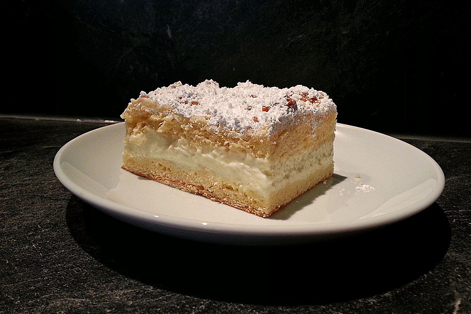 Hefe-Streuselkuchen mit Pudding und Sahne