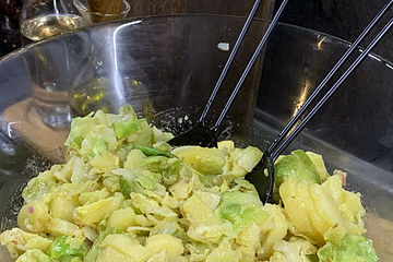 Lauwarmer Kartoffel-Rosenkohl-Salat