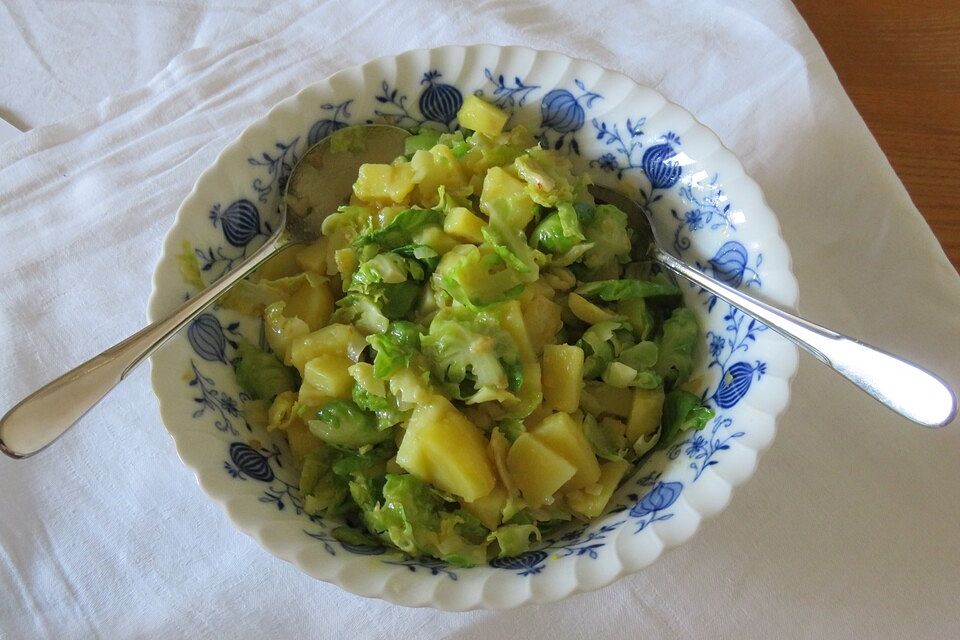 Lauwarmer Kartoffel-Rosenkohl-Salat