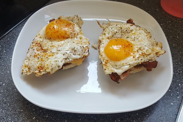 Kerstins Frühstücksburger mit Ei und Bacon von mamajeja