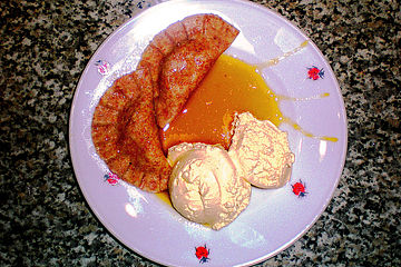 Süße Ravioli mit Orangen-Mandelfüllung auf Orangencremespiegel