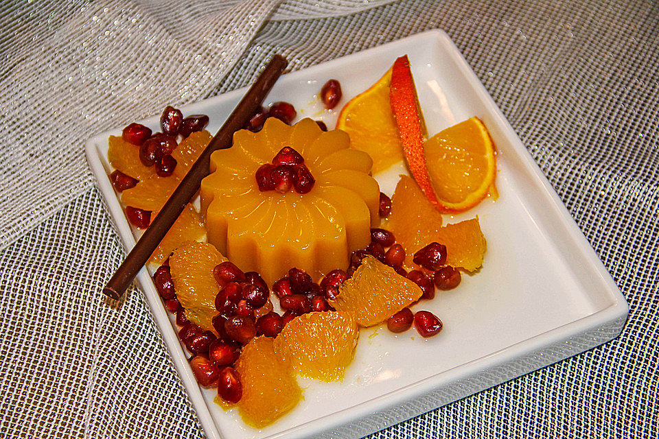 Fruchtdessert mit frisch gepresstem Orangensaft