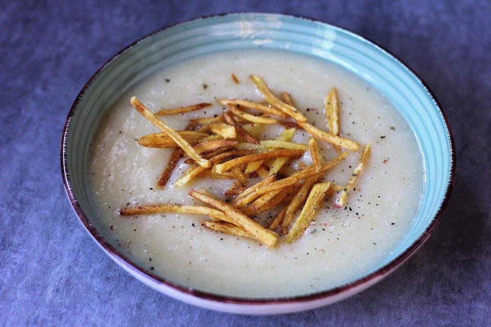 Kohlrabisuppe mit Kartoffelstroh