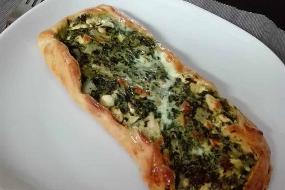 Pide mit Spinat und Schafskäse