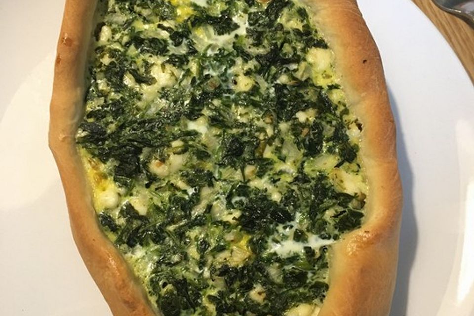 Pide mit Spinat und Schafskäse