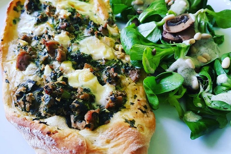 Pide mit Spinat und Schafskäse