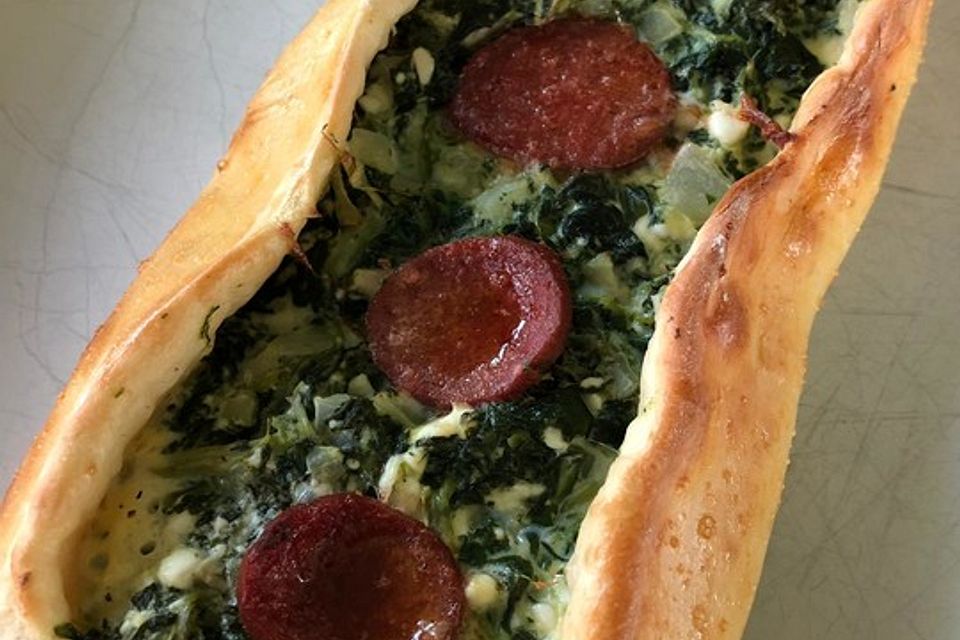 Pide mit Spinat und Schafskäse