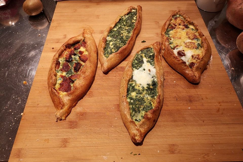 Pide mit Spinat und Schafskäse