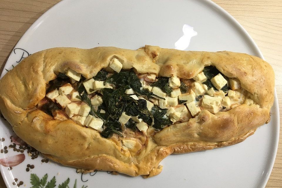 Pide mit Spinat und Schafskäse